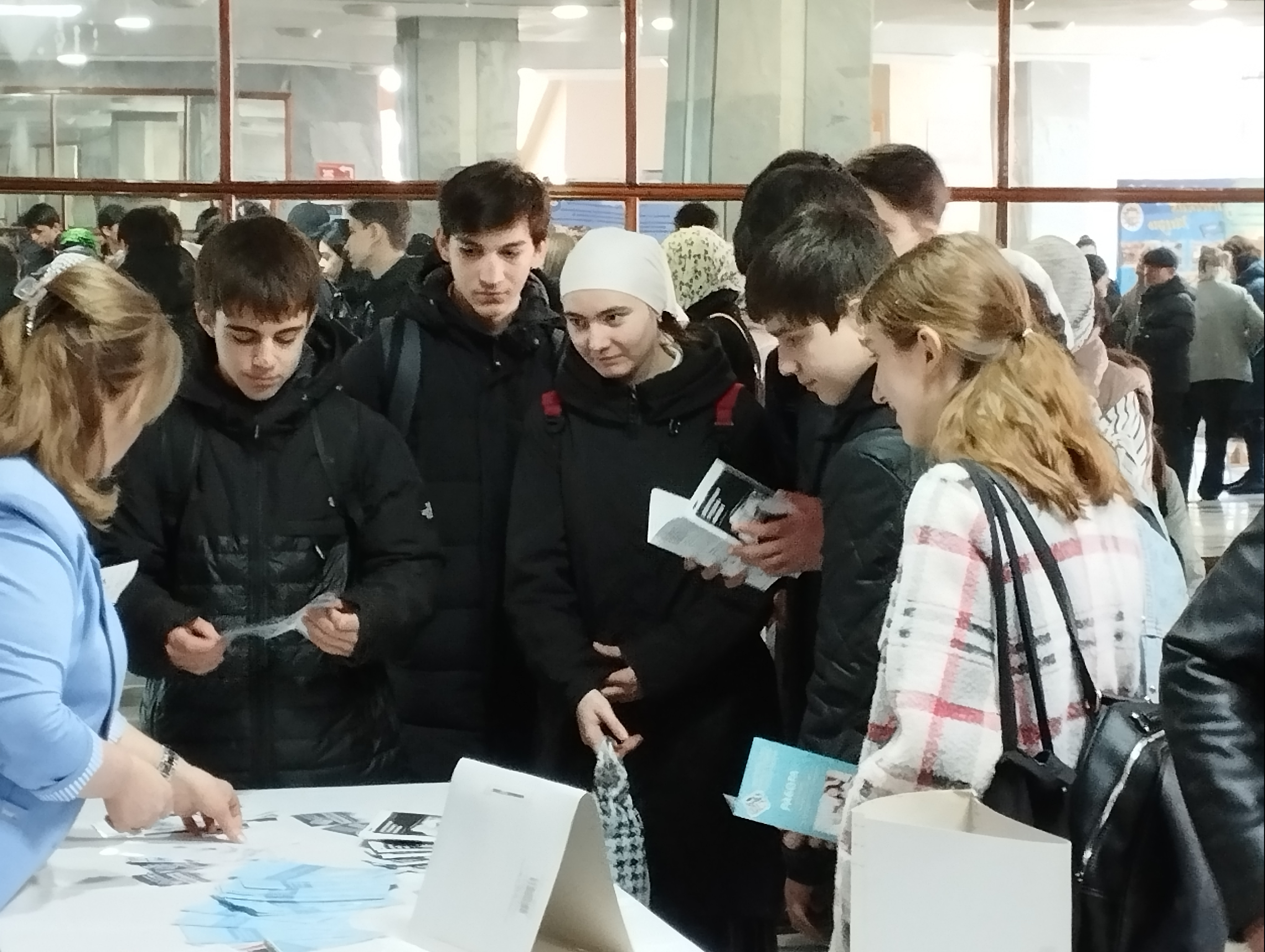 Центр занятости в Кизляре совместно с Кизлярским электромеханическим заводом провел ярмарку вакансий в рамках подготовки к Всероссийской ярмарке трудоустройства